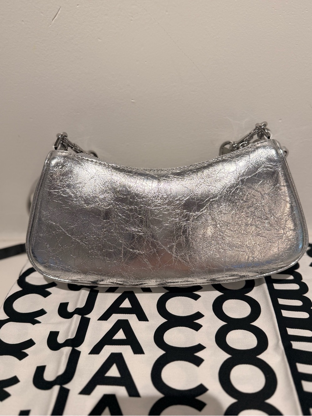 NWT Marc Jacobs crinkle shoulder bag with chain charm- silver (LAST ONE!) - Picture 6 of 10
